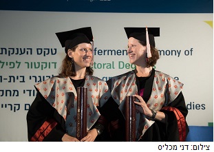 התאומות הזהות שלמדו יחד כל הדרך לדוקטורט